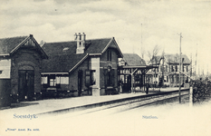 14325 Gezicht op het N.C.S.-station Soestdijk (Spoorstraat 1) te Soestdijk (gemeente Soest), met links de goederenbergplaats.